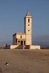 Kerk en kater bij strand