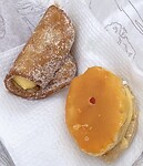 Torta Loca (rechts), oftewel gek taartje, is een typisch Malaga gebakje