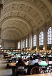 In de Boston Public Library wordt druk gestudeerd
