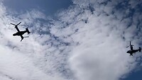 Twee Osprey helikopters boven het centrum