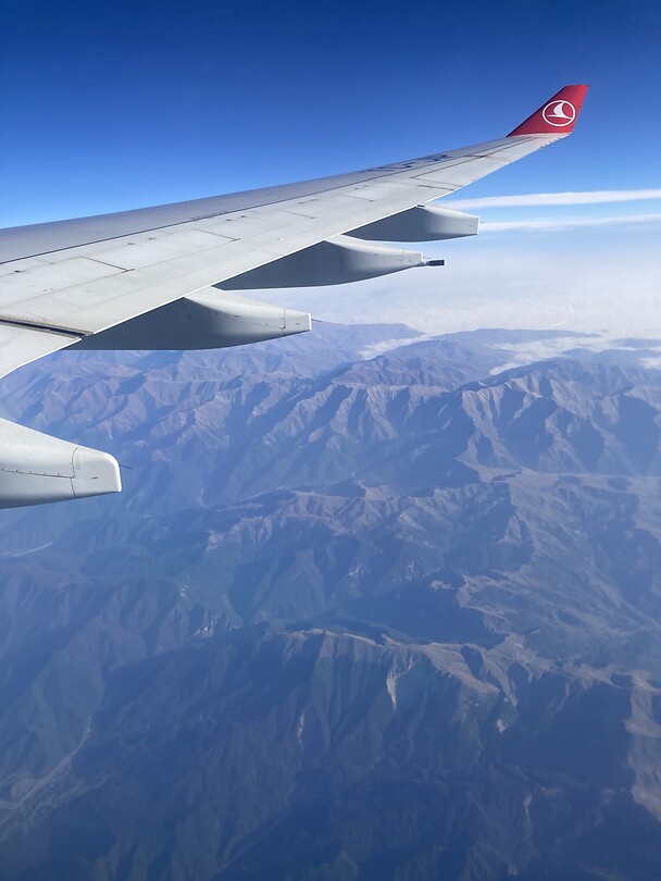 Vroege vlucht over de Kaukasus naar Istanbul
