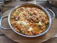 ‘Menemen’, ontbijtgerecht met o.a. ei, tomaat, worst