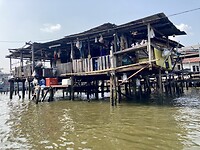 Veel huizen staan op palen in het water