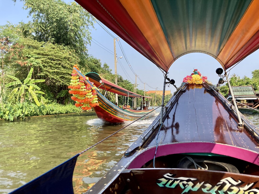 Met een longtail boot over de khlongs