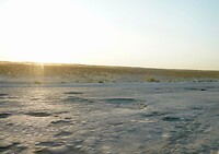 Dit is de weg naar de Derwaza gas krater. Hij lijkt zelf ook op een krater