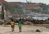 Jongetjes op het stadsstrand van Willemstad