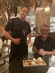 De kok presenteert zelf het dessert