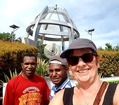 Selfie met een paar mensen uit Papua (voor hen)