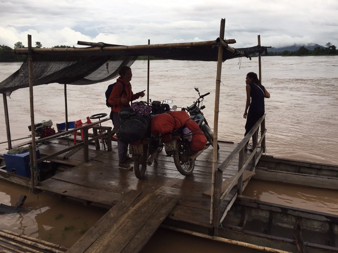 Shipping the bikes to Don Det