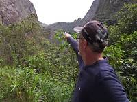 Mijn lief dag 3 wijzend tijdens de wandeling naar de Machu picchu