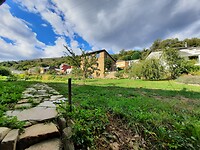 Vanuit de achtertuin van de albergue