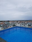 Zwembad bovenop hotel
