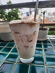 Coconut koffie op een balkon bar