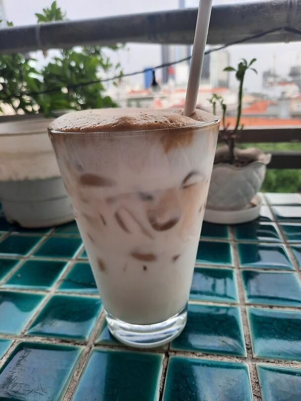 Coconut koffie op een balkon bar