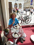 Aan de Sachertorte in café Sacher.