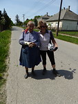 Leuke vrouw onderweg...en nog vitaal. Heel vrolijk maar serieus voor de foto.