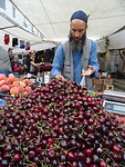 Op de markt, heerlijke kersen.