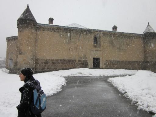 Cigdem en een oud gebouw in Bitlis