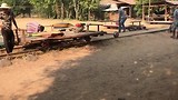 De bamboetrein wordt opgebouwd