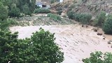 Rivier buiten haar oevers na wolkbreuk.