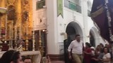 Aankomst van een Hermandad bij het beeld van de Heilige Maagd in de kerk.