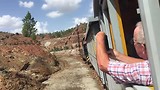 In de trein door vreemd landschap van Río Tinto