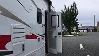 Er vaart een cruiseschip langs de camping.