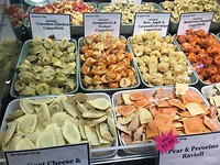 Lekkernijen bij de overdekte markt van Granville Island.