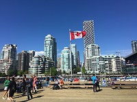 Fraaie Skyline van downtown Vancouver vanaf Granville Island.