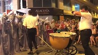 De paukenist is een belangrijk figuur binnen de Banda de Música.
