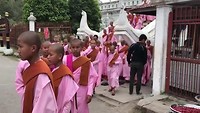 Jonge nonnen op weg naar klooster.