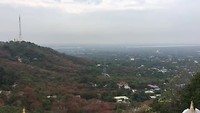 Uitzicht vanaf Sagaing Hill. Overal klinkt religieus gezang.