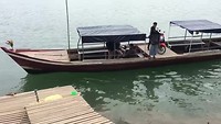 Het ferrybootje brengt ons naar Ava aan de overkant.