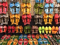 Vreemde slippertjes. Wie wil er nou een vis aan z’n voeten?