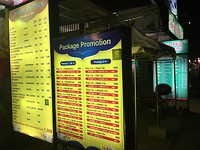 En natuurlijk vind je na elke paar meter ook een massagesalon. Én een 7/eleven!