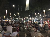 Tamarind Night Market op de hoek van ons hotel.