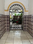 Typische entree met azulejos, ijzerenhek en mooie binnenplaats.