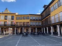 Tordesillas, 30 km ten zuid-westen van Valladolid. Plaza Mayor.