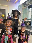 De dame van de receptie wil wel op de foto met de meisjes.