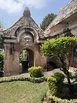 Bij de ingang van Taman Sari, the Watercastle