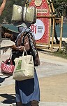 Iedereen probeert sarongs te verkooen