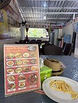 In de Warung eten we de lekkerste frietjes van de hele vakantie