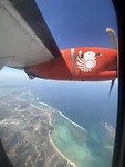 We vliegen over ons hotel in Kuta, Lombok