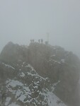 Stoere bergbeklimmers op de top (in de mist)