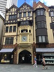 De entree van the London Court