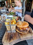 Met zelfgemaakte hamburgersaus en gecarameliseerde zilveruitjes
