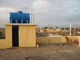 de watertank op het dak, bij warm weer, warm water, bij koud weer, koud water...