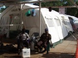 de overgang van de ene naar de andere afdeling waar de zolen van je schoenen gesprayd worden