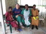 Met Mary, Rebecca, verpleegkundige Medair en Anna, schoonmaakster