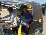 In een tuktuk op bezoek bij Jonah